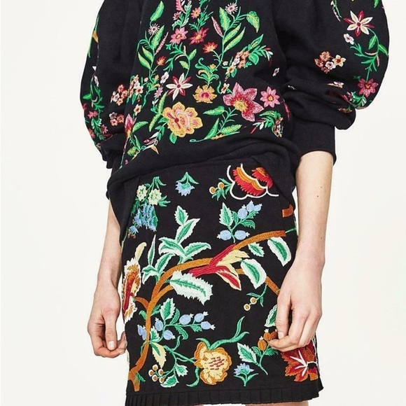 ZARA Woman Embroidered Pleated Hem Mini Skirt Size XS - Picture 1 of 5